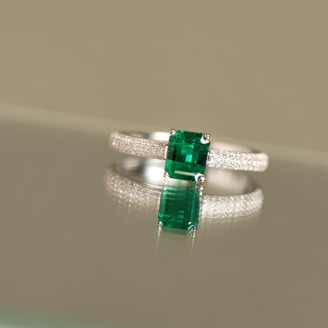 14k Gold 0.89 Ctw Vivid Green Natural Emerald & Diamond Ring: Ref:231140436 // gold content:14k gold // ring size:7. 25us // // main gemstone:emerald // shape:octagonal // carat weight:0. 67ct // color:vivid green // treatment:natural // // adjacent gemstone