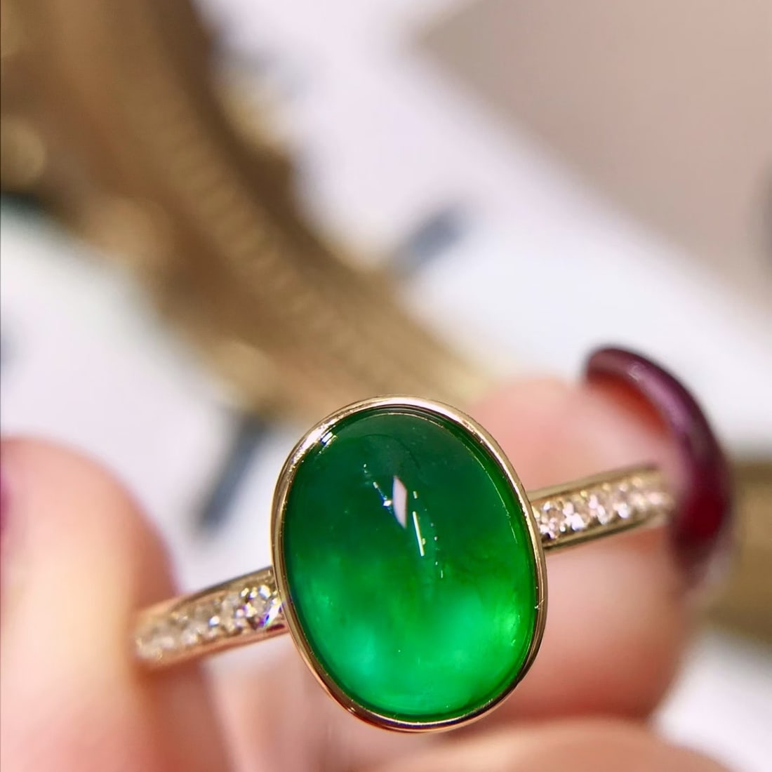 14k Gold 2.29 Ctw Vivid Green Natural Emerald & Diamond Ring: Ref:231140445 // gold content:14k gold // ring size:7. 25us // // main gemstone:emerald // shape:oval // carat weight:2. 1ct // color:vivid green // treatment:natural // // adjacent gemstone 2 : diamo