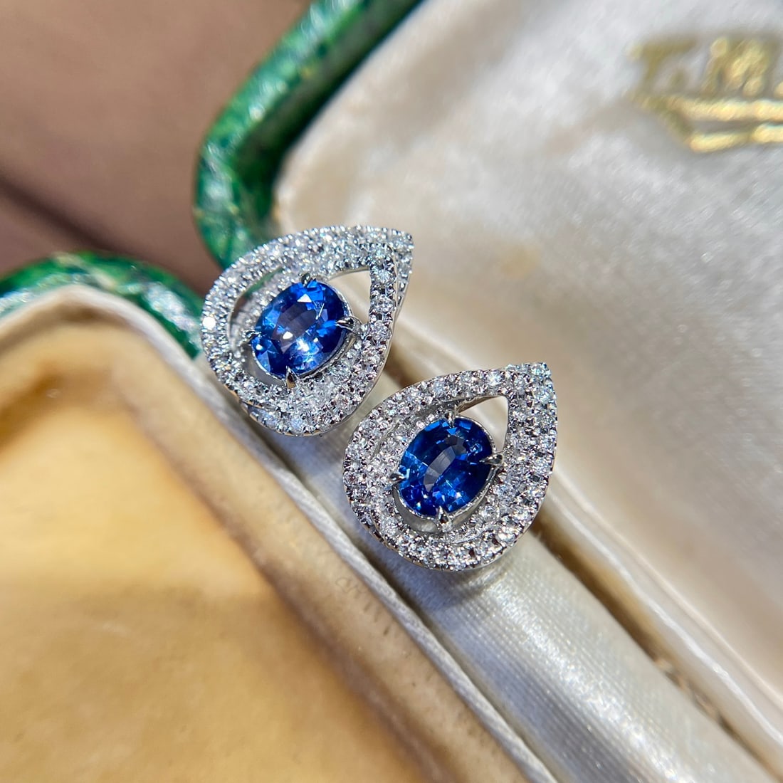 14k Gold 1 Ct Natural Sapphire & Diamond Earrings: Ref:231140447 // gold content:14k gold // main gemstone:sapphire // shape:oval // carat weight:1ct // color:blue // treatment:natural // // adjacent gemstone 2 : diamond // shape:round // clarity