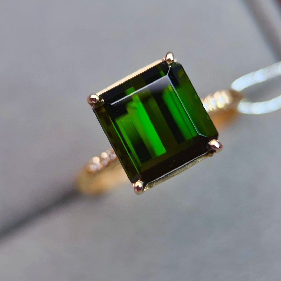 14k Gold 4.72 Ctw Natural Tourmaline & Diamond Ring: Ref:231143067 // gold content:14k gold // ring size:7. 25us // // main gemstone:tourmaline // shape:octagonal // carat weight:4. 7ct // color:green // treatment:natural // // adjacent gemstone 2 : dia