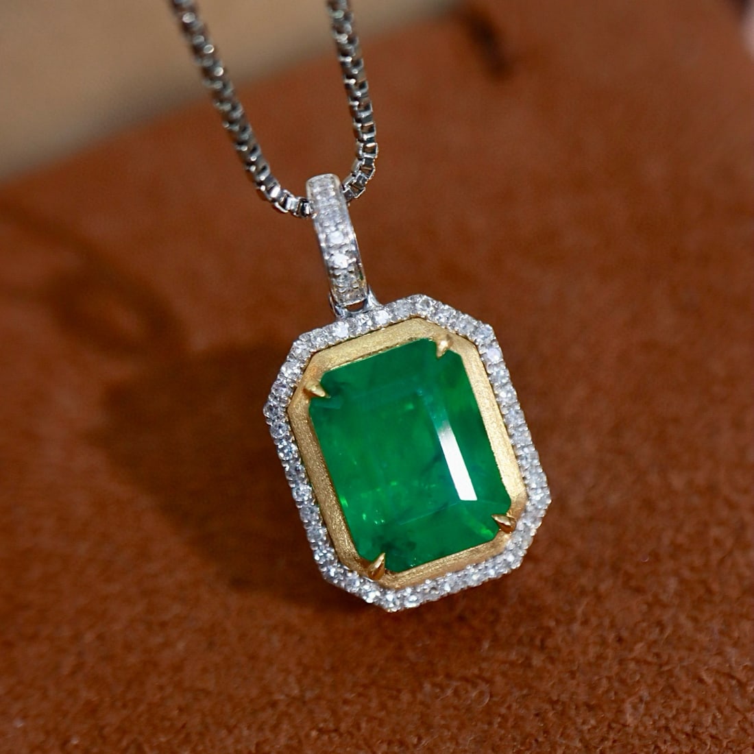 14k Gold 2.45 Ctw Natural Emerald & Diamond Pendant( Without Chain ): Ref:231143132 // gold content:14k gold // main gemstone:emerald // shape:octagonal // carat weight:2. 3ct // color:green // treatment:natural // // adjacent gemstone 2 : diamond // shape:round //