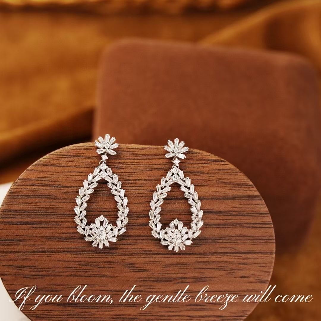 14k Gold 0.82 Ct Natural H Diamond Earrings: Ref:231143150 // gold content:14k gold // main gemstone:diamond // shape:multiple // carat weight:0. 82ct // clarity grade:vs-si // color:h // treatment:natural // Low Estimate: 2400Condition: