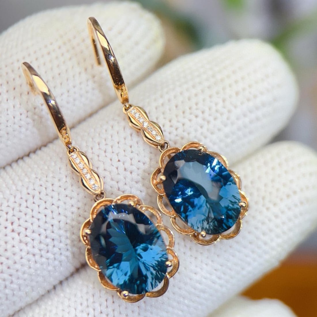 14k Gold 9.64 Ctw Natural Topaz & Diamond Earrings: Ref:231143203 // gold content:14k gold // main gemstone:topaz // shape:oval // carat weight:9. 6ct // color:blue // treatment:natural // // adjacent gemstone 2 : diamond // number of stones:14 //
