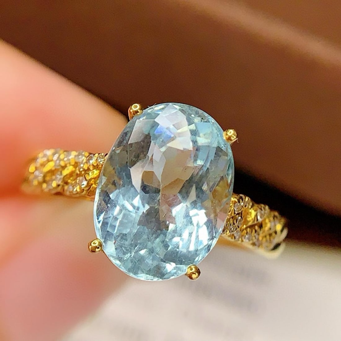 14k Gold 4.18 Ct Natural Aquamarine & Diamond Ring: Ref:231143211 // gold content:14k gold // ring size:7. 25us // // main gemstone:aquamarine // shape:oval // carat weight:4. 18ct // color:blue // treatment:natural // // adjacent gemstone 2 :