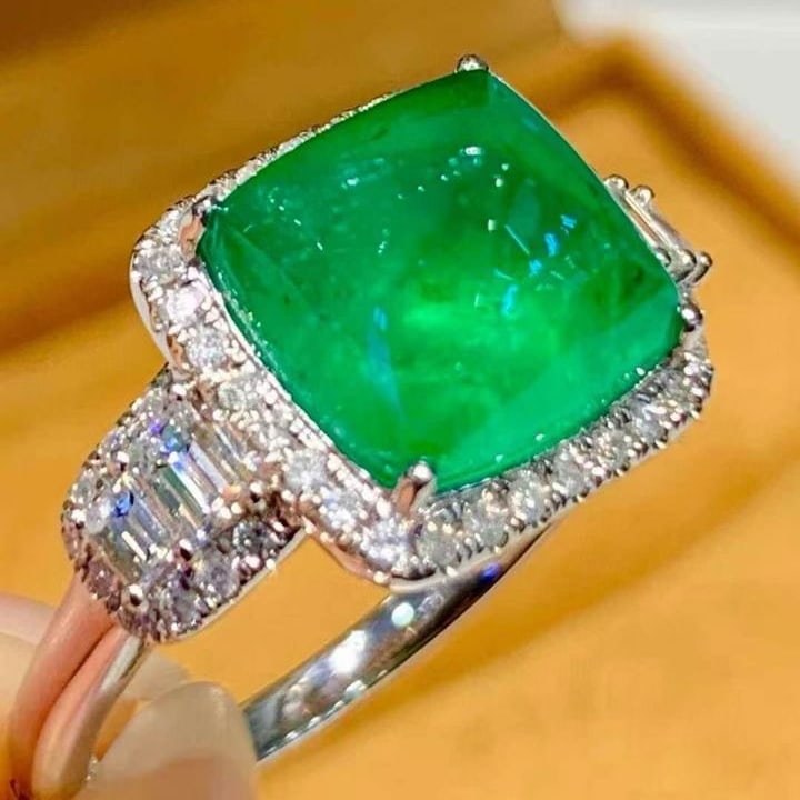 14k Gold 4.3 Ct Natural Emerald & Diamond Ring - 4