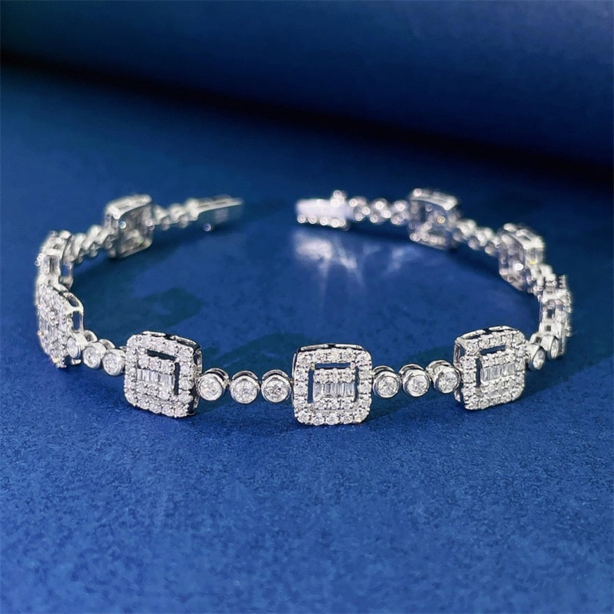 14k Gold 2.8 Ct Natural H Diamond Bracelet: Ref:231144019 // gold content:14k gold // main gemstone:diamond // shape:multiple // carat weight:2. 8ct // clarity grade:vs-si // color:h // treatment:natural // Condition: NewLow Estimate: