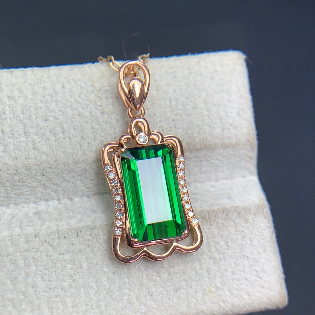 14k Gold 2.9 Ct Natural Tourmaline & Diamond Pendant( Without Chain ): Ref:231144044 // gold content:14k gold // main gemstone:tourmaline // shape:octagonal // carat weight:2. 9ct // color:green // treatment:natural // // adjacent gemstone 2 : diamond // shape:round