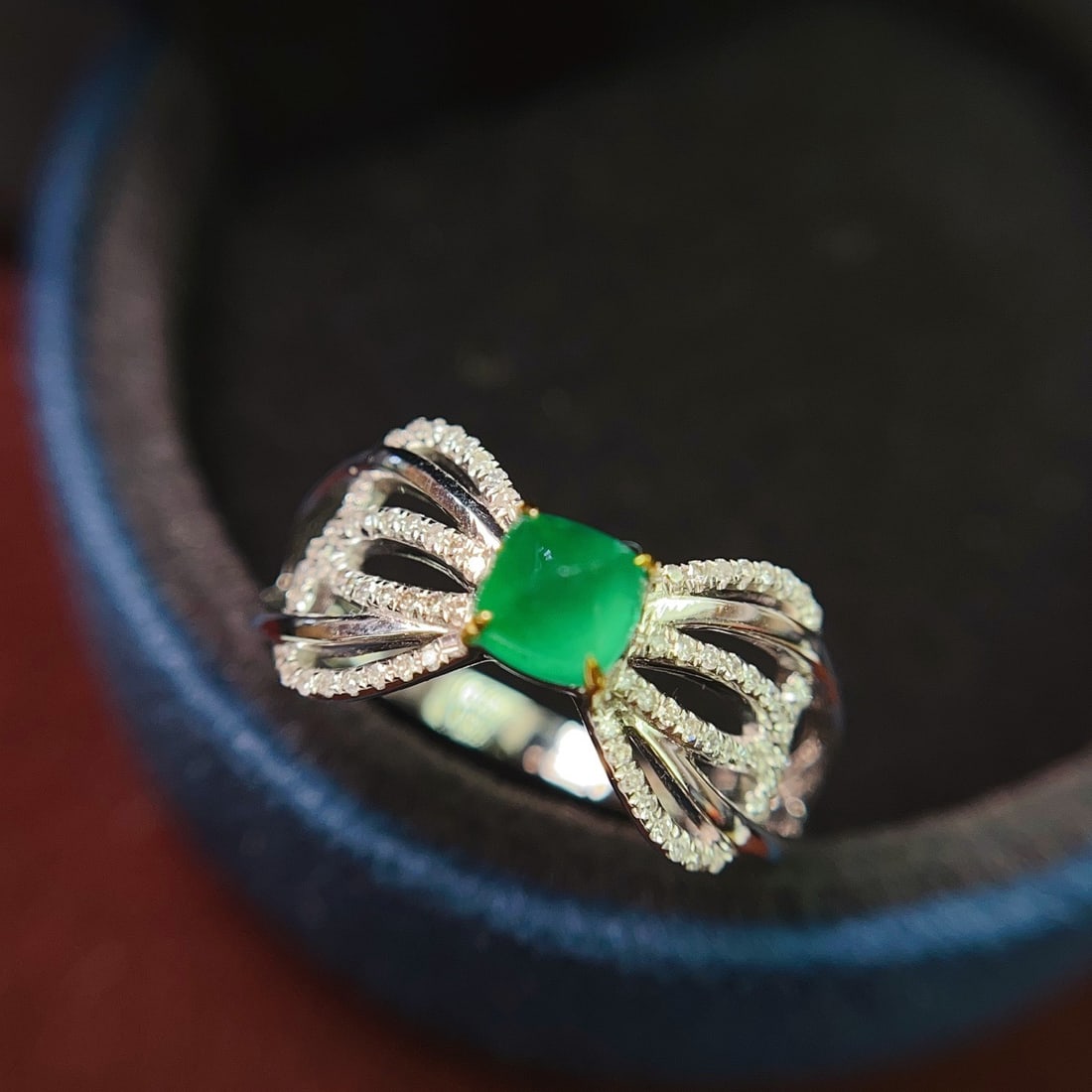 14k Gold 0.70 Ct Natural Emerald & Diamond Ring: Ref:231144050 // gold content:14k gold // ring size:7. 25us // // main gemstone:emerald // shape:sugar-loaf // carat weight:0. 70ct // color:green // treatment:natural // // adjacent gemstone 2 :