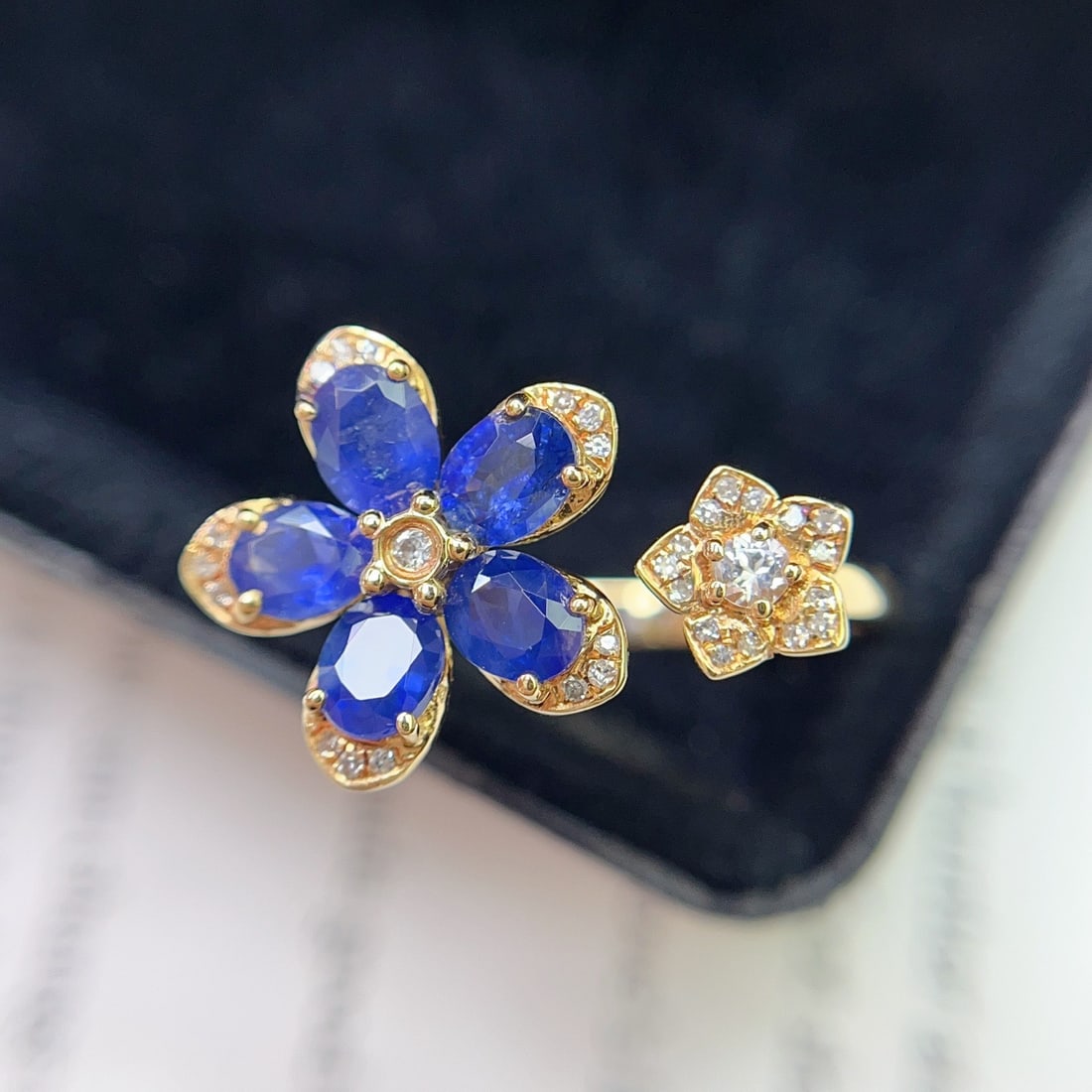 14k Gold 2.00 Ct Natural Sapphire & Diamond & Sapphire Ring: Ref:231144056 // gold content:14k gold // ring size:7. 25us // // main gemstone:sapphire // shape:oval // carat weight:2. 00ct // color:blue // treatment:natural // // adjacent gemstone 2 :