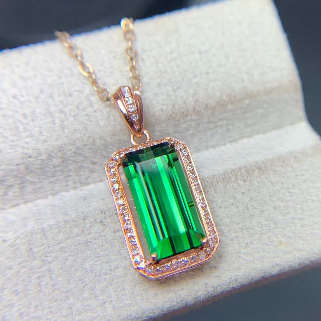 14k Gold 2.6 Ct Natural Tourmaline & Diamond Pendant( Without Chain ): Ref:231144061 // gold content:14k gold // main gemstone:tourmaline // shape:octagonal // carat weight:2. 6ct // color:green // treatment:natural // // adjacent gemstone 2 : diamond // shape:round