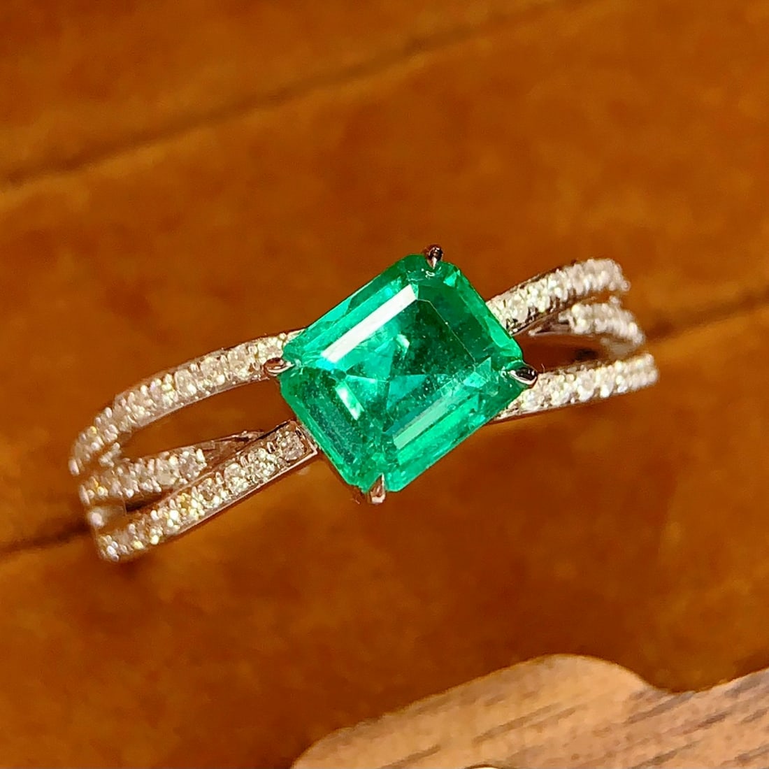 14k Gold 1.1 Ct Natural Emerald & Diamond Ring: Ref:231144073 // gold content:14k gold // ring size:7. 25us // // main gemstone:emerald // shape:octagonal // carat weight:1. 1ct // color:green // treatment:natural // // adjacent gemstone 2 : diamon