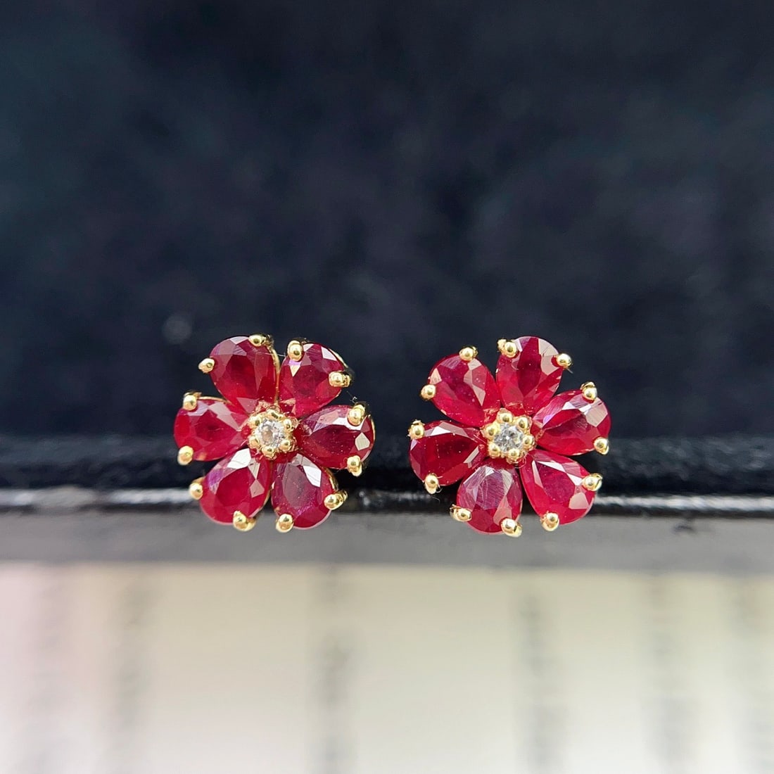 14k Gold 1.88 Ct Natural Ruby & Sapphire Earrings: Ref:231144074 // gold content:14k gold // main gemstone:ruby // shape:pear // carat weight:1. 88ct // color:red // treatment:natural // // adjacent gemstone 2 : sapphire // number of stones:2 //