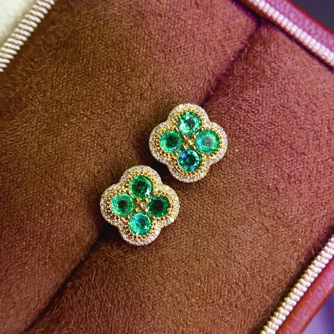 14k Gold 0.88 Ct Natural Emerald & Diamond Earrings: Ref:231144097 // gold content:14k gold // main gemstone:emerald // shape:round // carat weight:0. 88ct // color:green // treatment:natural // cut grade:g // // adjacent gemstone 2 : diamond //