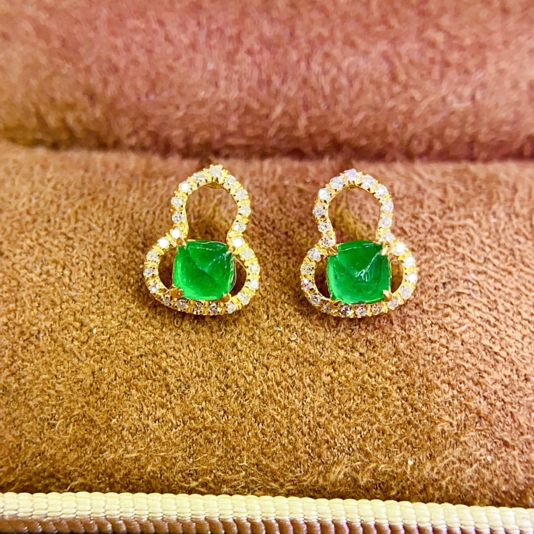14k Gold 0.53 Ct Natural Emerald & Diamond Earrings: Ref:231144098 // gold content:14k gold // main gemstone:emerald // shape:sugar-loaf // carat weight:0. 53ct // color:green // treatment:natural // // adjacent gemstone 2 : diamond // number of