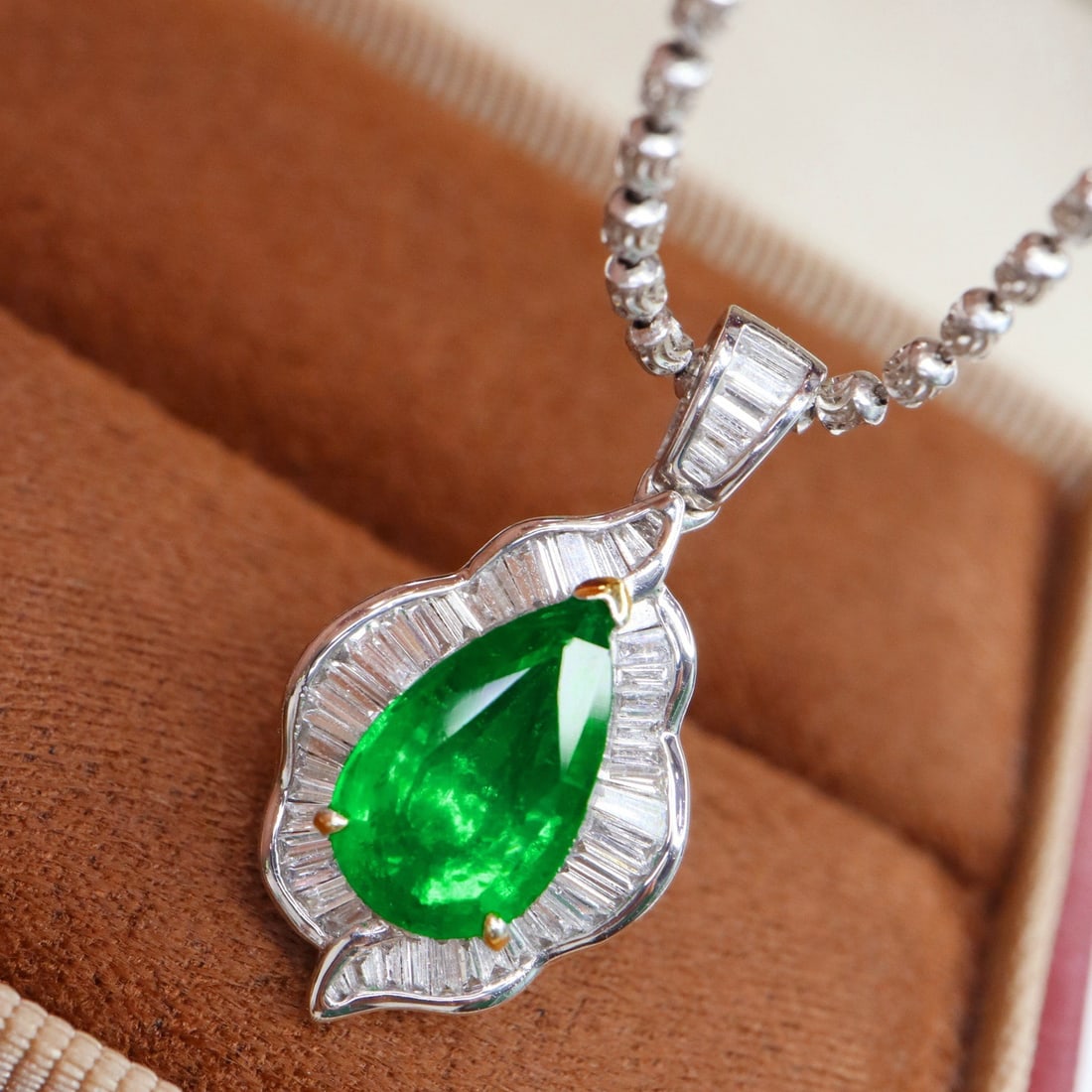 14k Gold 1.60 Ctw Vivid Green Natural Emerald & Diamond Pendant( Without Chain ): Ref:231144102 // gold content:14k gold // main gemstone:emerald // shape:pear // carat weight:1. 20ct // color:vivid green // treatment:natural // // adjacent gemstone 2 : diamond // shape:baguette //