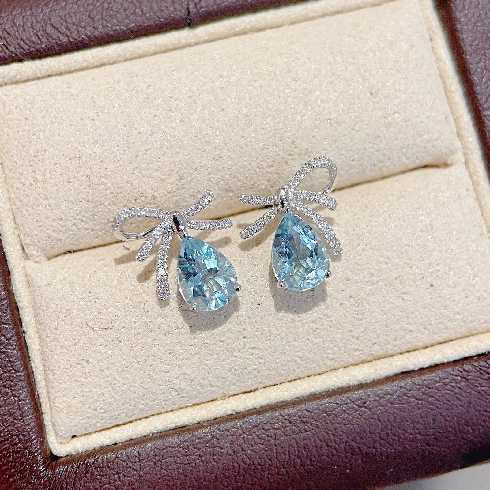14k Gold 1 Ct Natural Aquamarine & Diamond Earrings: Ref:231144106 // gold content:14k gold // main gemstone:aquamarine // shape:pear // carat weight:1ct // color:blue // treatment:natural // // adjacent gemstone 2 : diamond // shape:round // clarity gr