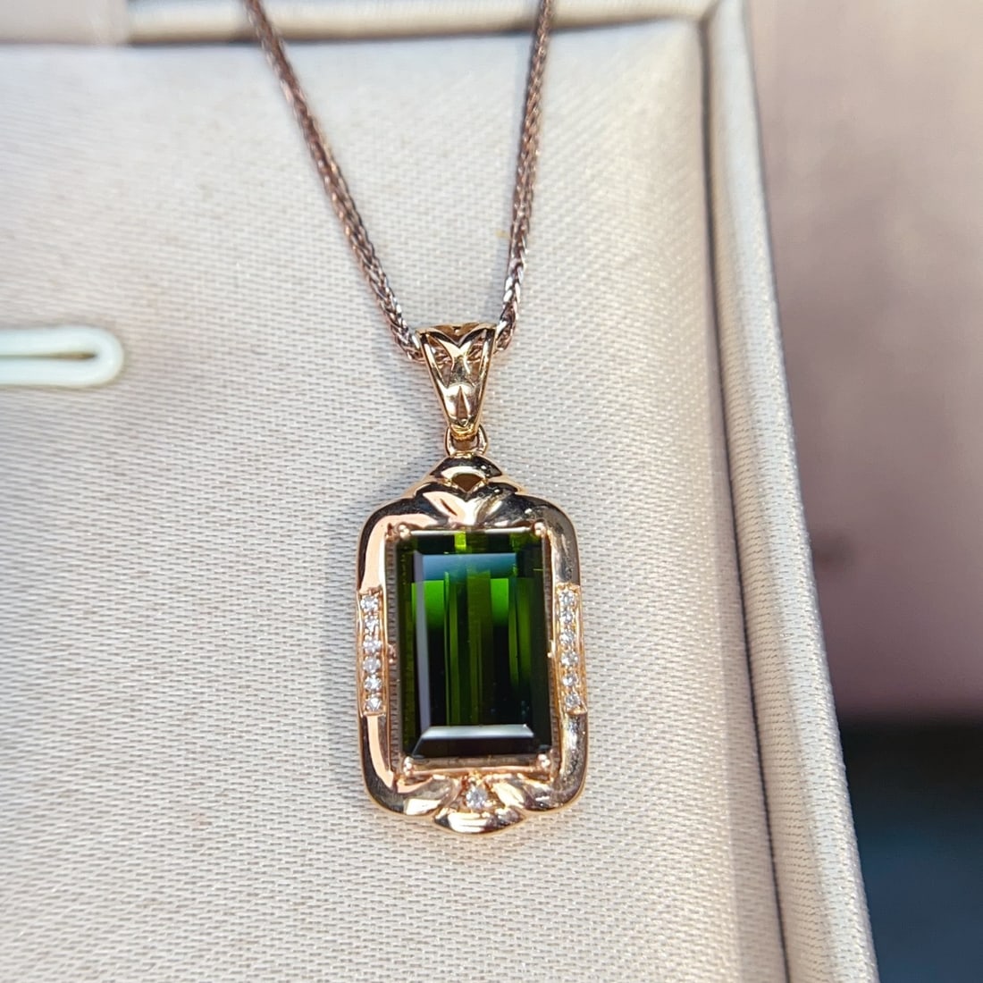 14k Gold 3.39 Ctw Natural Tourmaline & Diamond Pendant( Without Chain ): Ref:231144121 // gold content:14k gold // main gemstone:tourmaline // shape:octagonal // carat weight:3. 35ct // color:green // treatment:natural // // adjacent gemstone 2 : diamond // number of