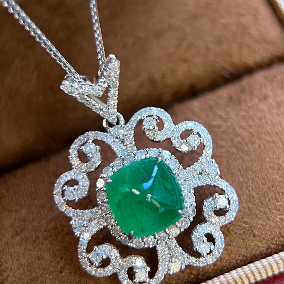 14k Gold 4.06 Ctw Natural Emerald & Diamond Pendant( Without Chain ): Ref:231144127 // gold content:14k gold // main gemstone:emerald // shape:sugar-loaf // carat weight:2. 98ct // color:green // treatment:natural // // adjacent gemstone 2 : diamond // shape:round //