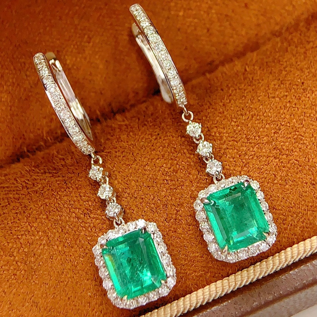 14k Gold 2.56 Ct Natural Emerald & Diamond Earrings: Ref:231144132 // gold content:14k gold // main gemstone:emerald // shape:octagonal // carat weight:2. 56ct // color:green // treatment:natural // // adjacent gemstone 2 : diamond // number of stones:7