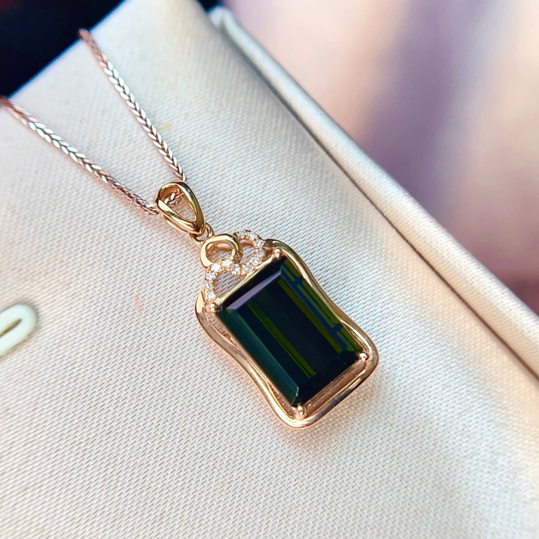 14k Gold 4.58 Ctw Natural Tourmaline & Diamond Pendant( Without Chain ): Ref:231144133 // gold content:14k gold // main gemstone:tourmaline // shape:octagonal // carat weight:4. 55ct // color:green // treatment:natural // // adjacent gemstone 2 : diamond // number of