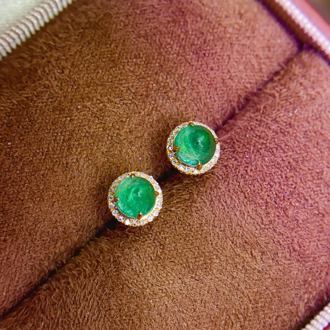 14k Gold 1.18 Ct Natural Emerald & Diamond Earrings: Ref:231144150 // gold content:14k gold // main gemstone:emerald // shape:round // carat weight:1. 18ct // color:green // treatment:natural // cut grade:g // // adjacent gemstone 2 : diamond // number