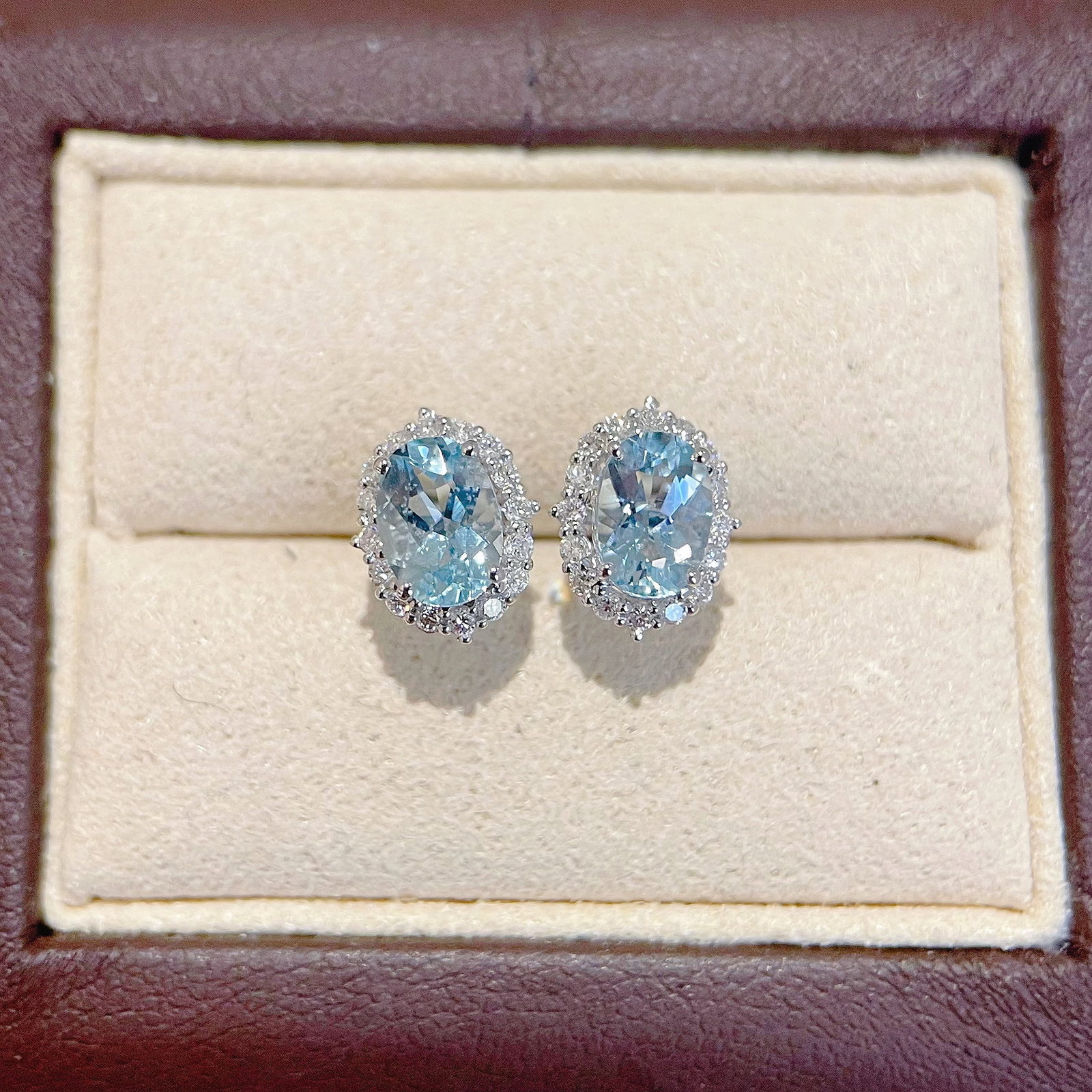 14k Gold 1 Ct Natural Aquamarine & Diamond Earrings: Ref:231144155 // gold content:14k gold // main gemstone:aquamarine // shape:oval // carat weight:1ct // color:blue // treatment:natural // // adjacent gemstone 2 : diamond // shape:round // clarity gr