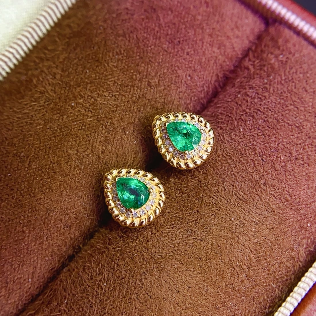 14k Gold 0.55 Ct Natural Emerald & Diamond Earrings: Ref:231144178 // gold content:14k gold // main gemstone:emerald // shape:pear // carat weight:0. 55ct // color:green // treatment:natural // // adjacent gemstone 2 : diamond // number of stones:36