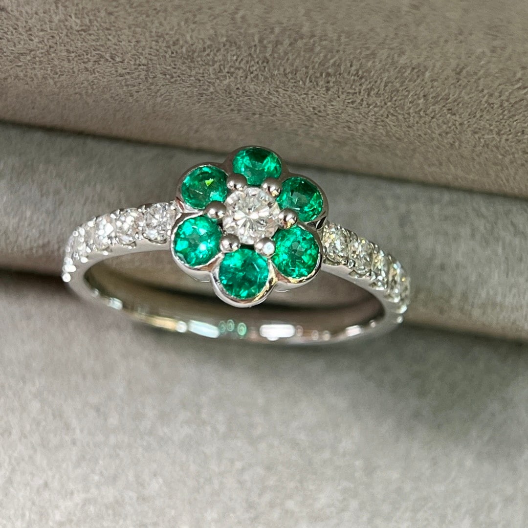 14k Gold 1.6 Ctw Natural Emerald & Diamond Ring: Ref:231144186 // gold content:14k gold // ring size:7. 25us // // main gemstone:emerald // shape:round // carat weight:0. 6ct // color:green // treatment:natural // cut grade:g // // adjacent