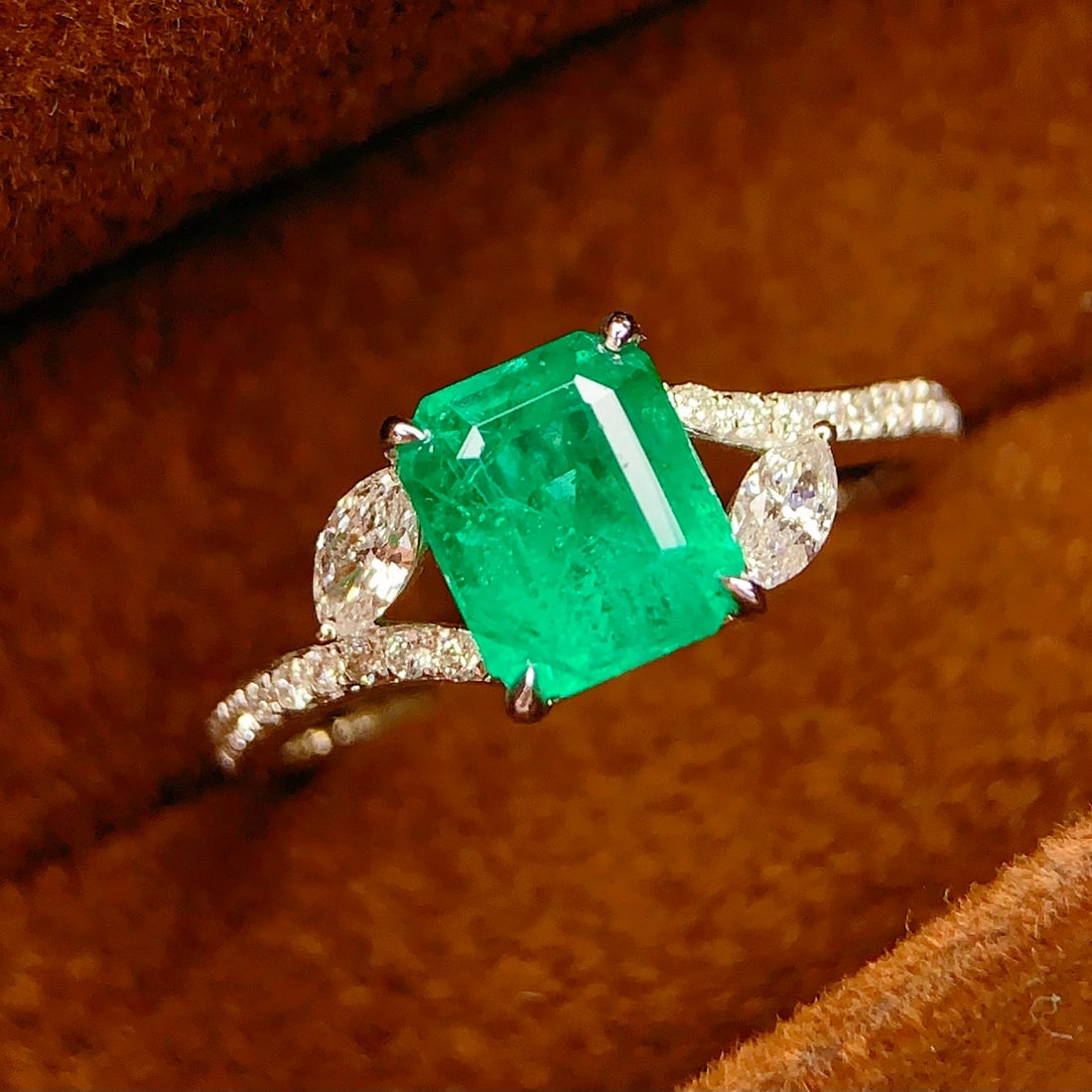14k Gold 1.25 Ct Natural Emerald & Diamond Ring: Ref:231144189 // gold content:14k gold // ring size:7. 25us // // main gemstone:emerald // shape:octagonal // carat weight:1. 25ct // color:green // treatment:natural // // adjacent gemstone 2 : diamo