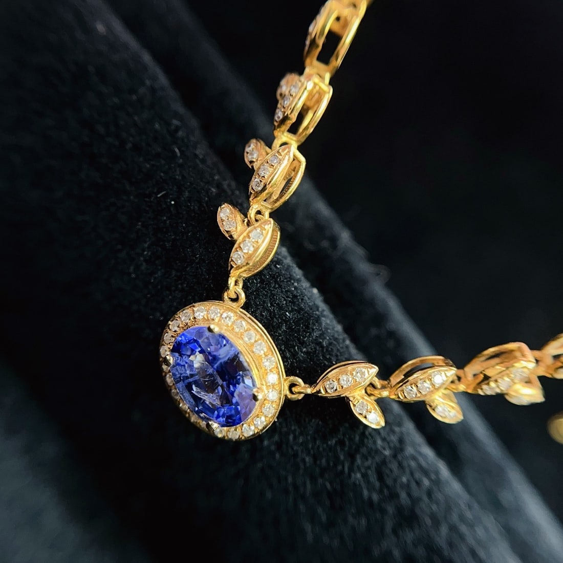 14k Gold 0.78 Ct Natural Sapphire & Diamond Necklace: Ref:231144194 // gold content:14k gold // main gemstone:sapphire // shape:oval // carat weight:0. 78ct // color:blue // treatment:natural // // adjacent gemstone 2 : diamond // number of stones:86