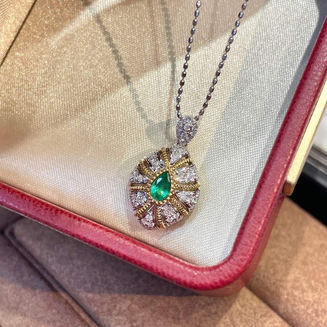 14k Gold 0.2 Ct Natural Emerald & Diamond Pendant( Without Chain ): Ref:231144209 // gold content:14k gold // main gemstone:emerald // shape:pear // carat weight:0. 2ct // color:green // treatment:natural // // adjacent gemstone 2 : diamond // shape:round //