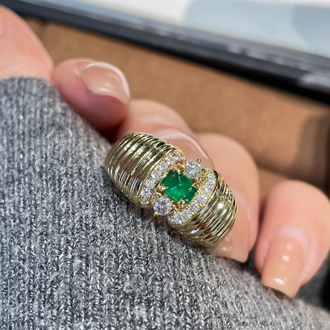 14k Gold 0.21 Ct Natural Emerald & Diamond Ring: Ref:231144211 // gold content:14k gold // ring size:7. 25us // // main gemstone:emerald // shape:sugar-loaf // carat weight:0. 21ct // color:green // treatment:natural // // adjacent gemstone 2 :