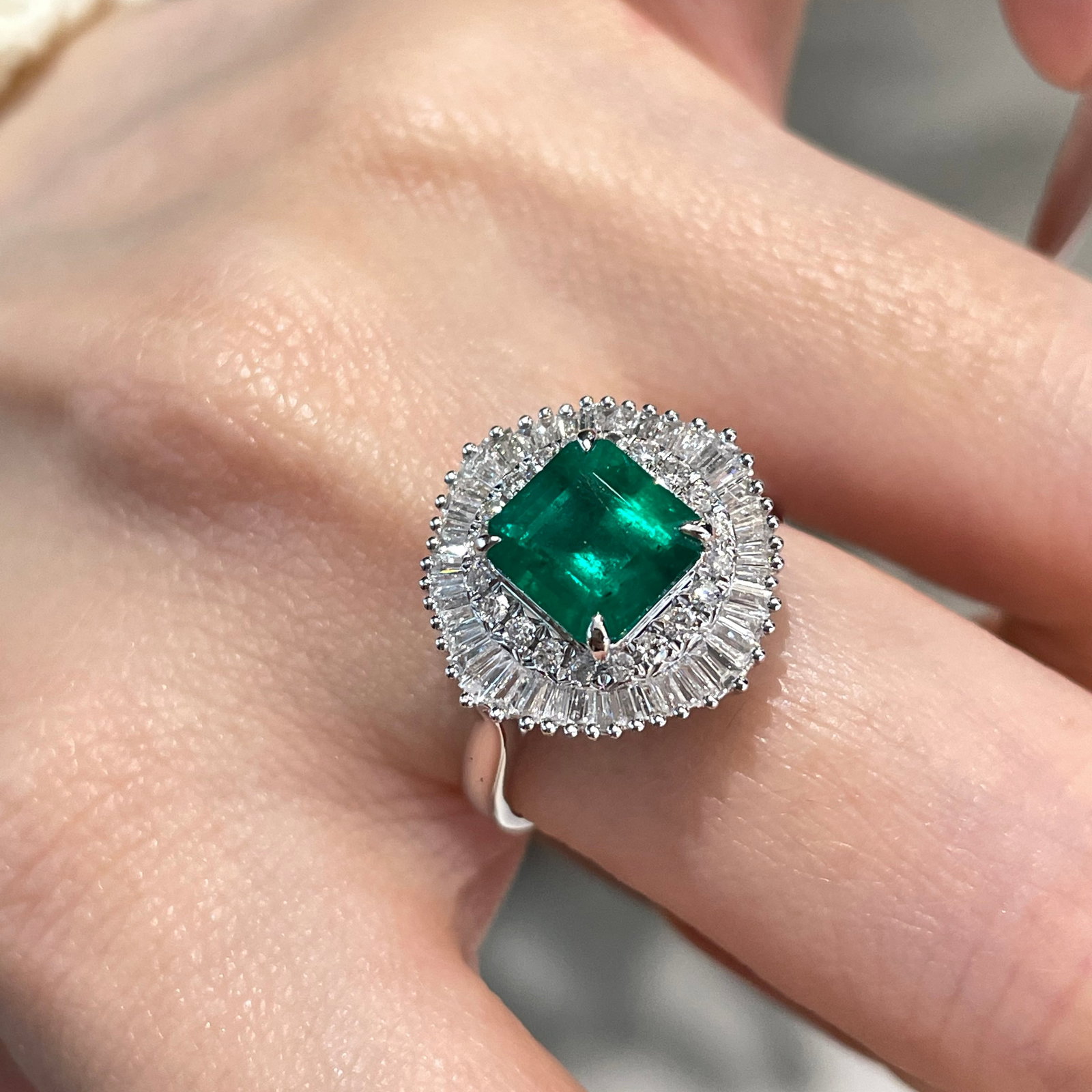 14k Gold 1.44 Ct Natural Emerald & Diamond Ring: Ref:231144212 // gold content:14k gold // ring size:7. 25us // // main gemstone:emerald // shape:octagonal // carat weight:1. 44ct // color:green // treatment:natural // // adjacent gemstone 2 :