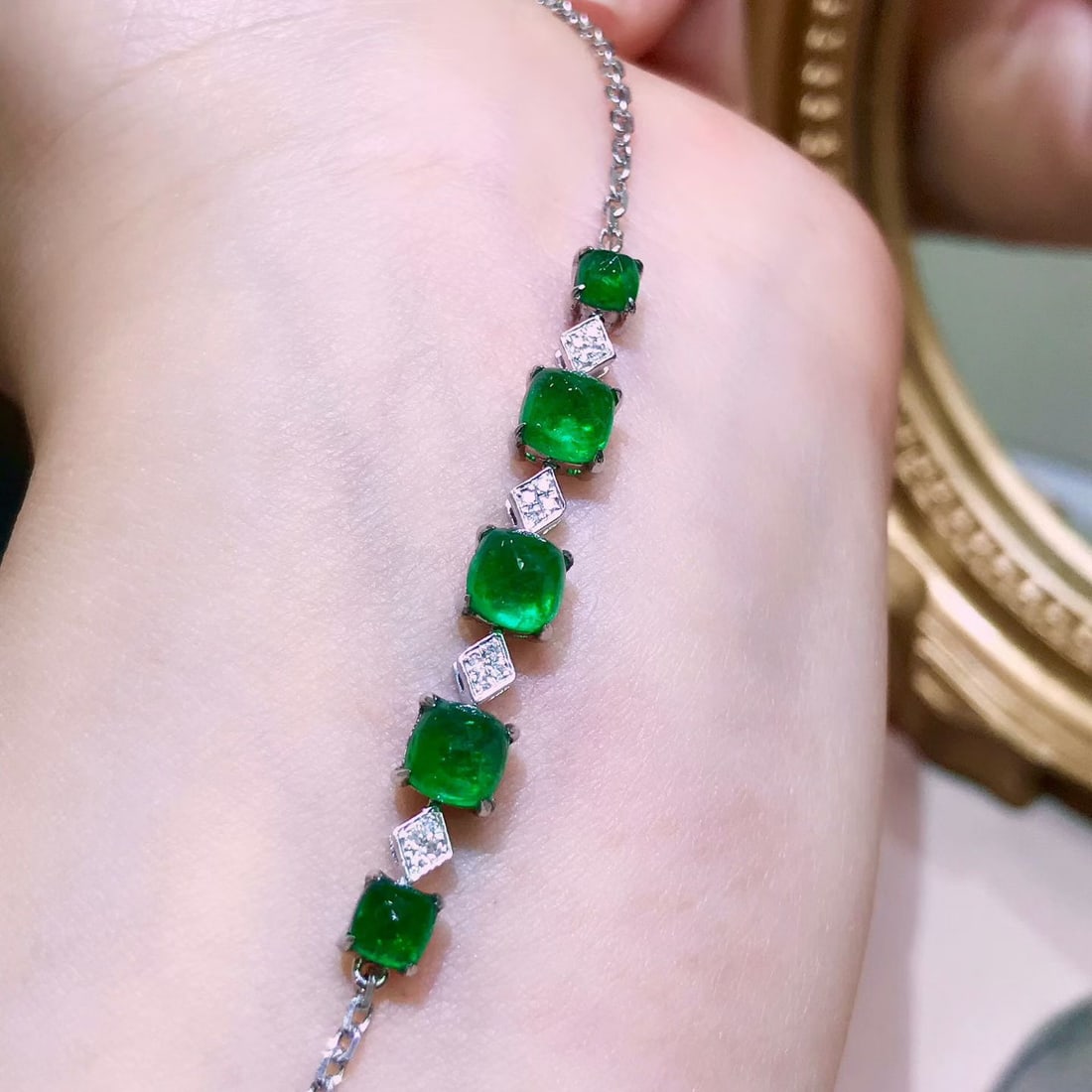 14k Gold 2.4 Ct Natural Emerald & Diamond Bracelet: Ref:231144220 // gold content:14k gold // main gemstone:emerald // shape:sugar-loaf // carat weight:2. 4ct // color:green // treatment:natural // // adjacent gemstone 2 : diamond // number of