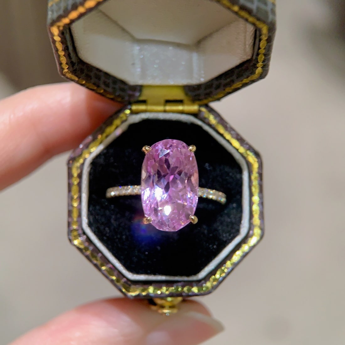14k Gold 6.6 Ct Natural Kunzite & Diamond Ring: Ref:231144221 // gold content:14k gold // ring size:7. 25us // // main gemstone:kunzite // shape:oval // carat weight:6. 6ct // color:purple // treatment:natural // // adjacent gemstone 2 :