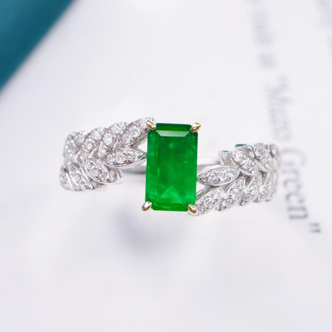 14k Gold 0.94 Ctw Vivid Green Natural Emerald & Diamond Ring - 2