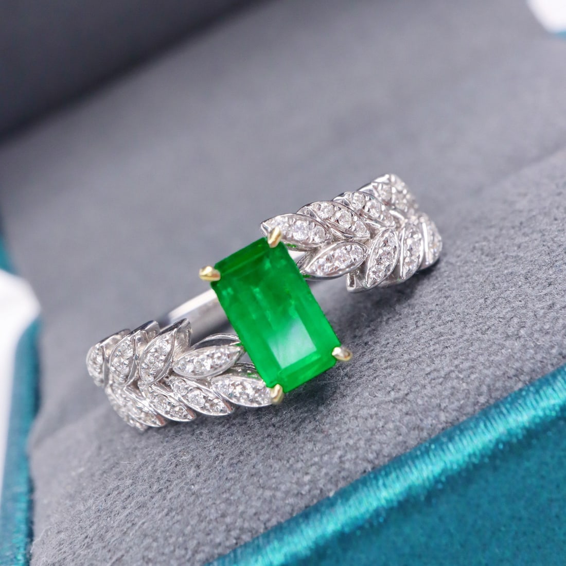 14k Gold 0.94 Ctw Vivid Green Natural Emerald & Diamond Ring - 3