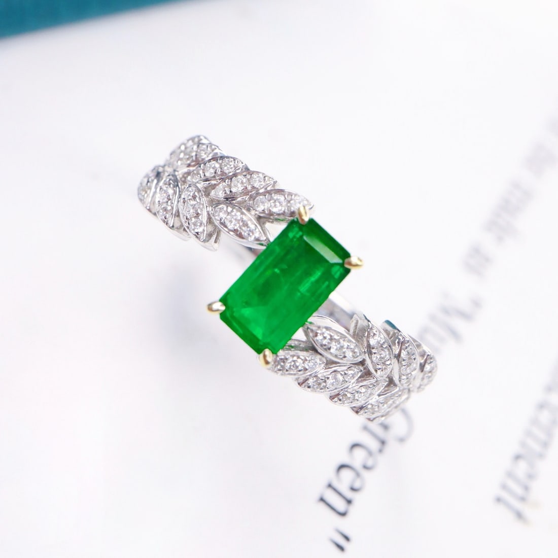 14k Gold 0.94 Ctw Vivid Green Natural Emerald & Diamond Ring - 4