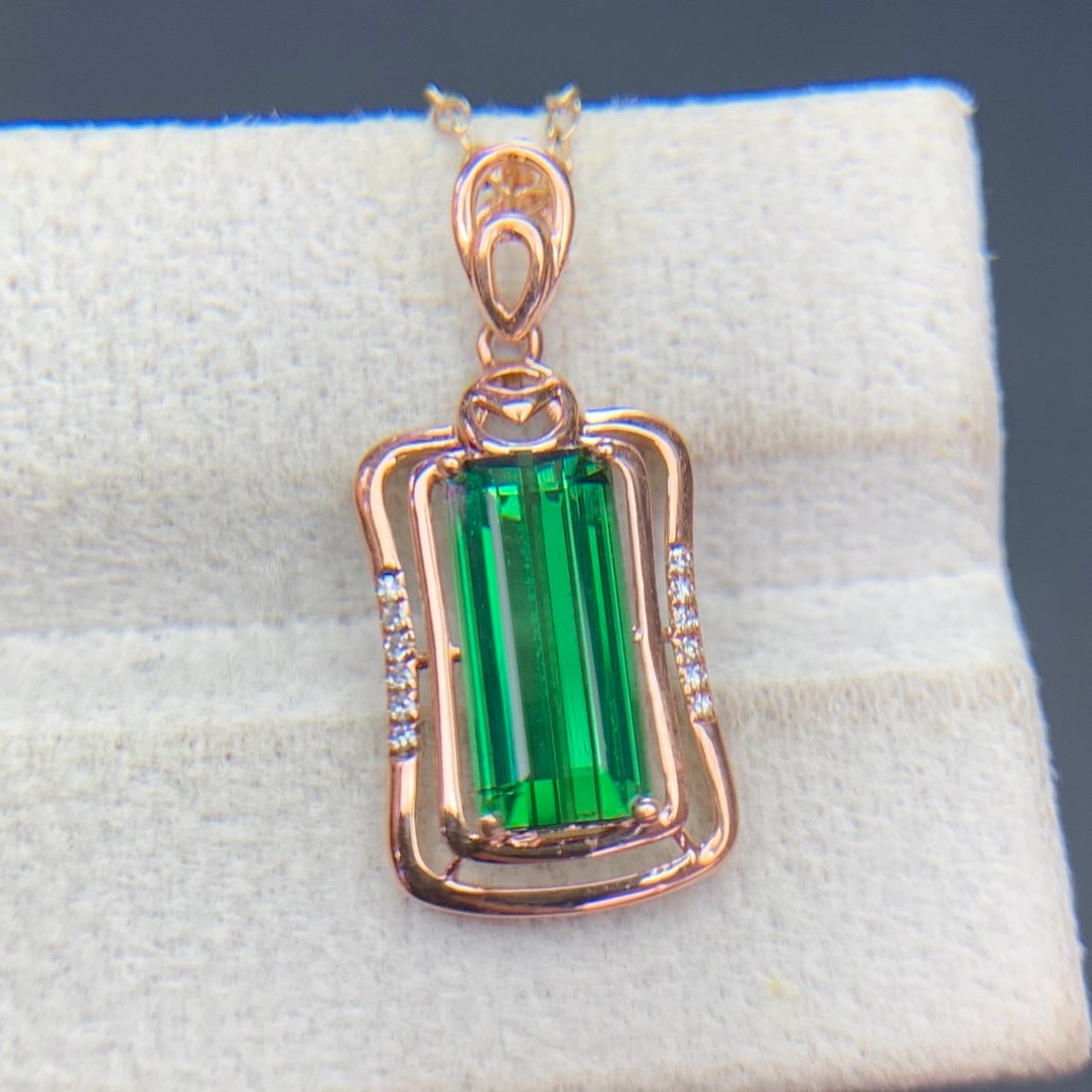 14k Gold 2.1 Ct Natural Tourmaline & Diamond Pendant( Without Chain ): Ref:231144270 // gold content:14k gold // main gemstone:tourmaline // shape:octagonal // carat weight:2. 1ct // color:green // treatment:natural // // adjacent gemstone 2 : diamond // shape:round