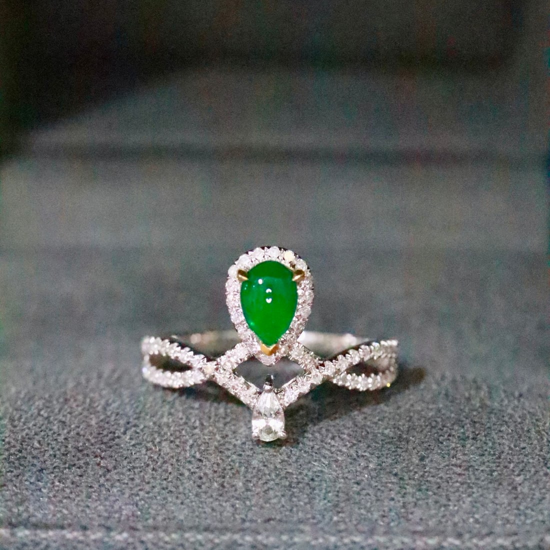 14k Gold 0.81 Ctw Natural Emerald & Diamond Ring: Ref:231144274 // gold content:14k gold // ring size:7. 25us // // main gemstone:emerald // shape:pear // carat weight:0. 56ct // color:green // treatment:natural // // adjacent gemstone 2 :