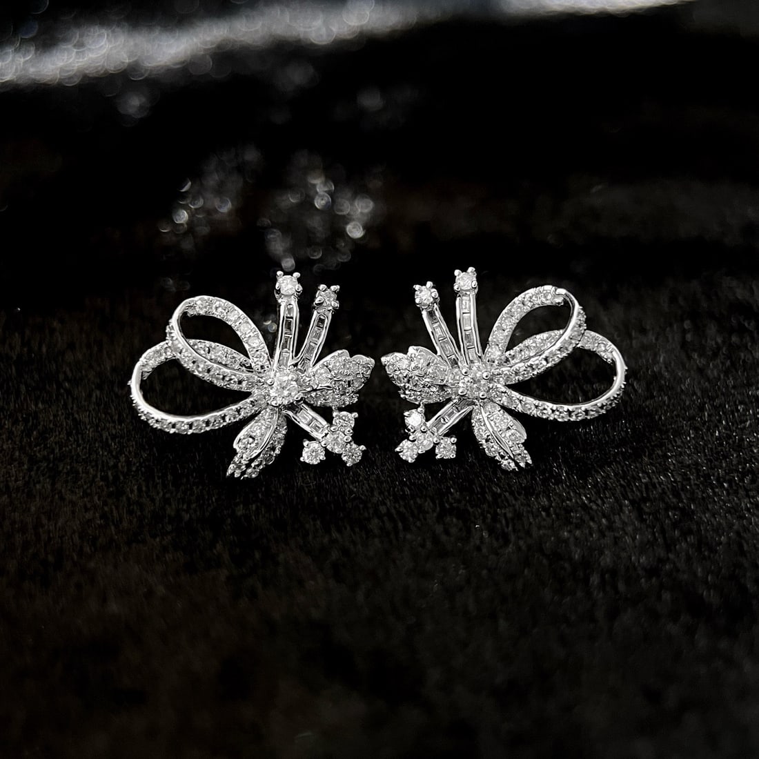 14k Gold 0.96 Ct Natural H Diamond Earrings: Ref:231144287 // gold content:14k gold // main gemstone:diamond // shape:multiple // carat weight:0. 96ct // clarity grade:vs-si // color:h // treatment:natural // High Estimate: 4300Condition: