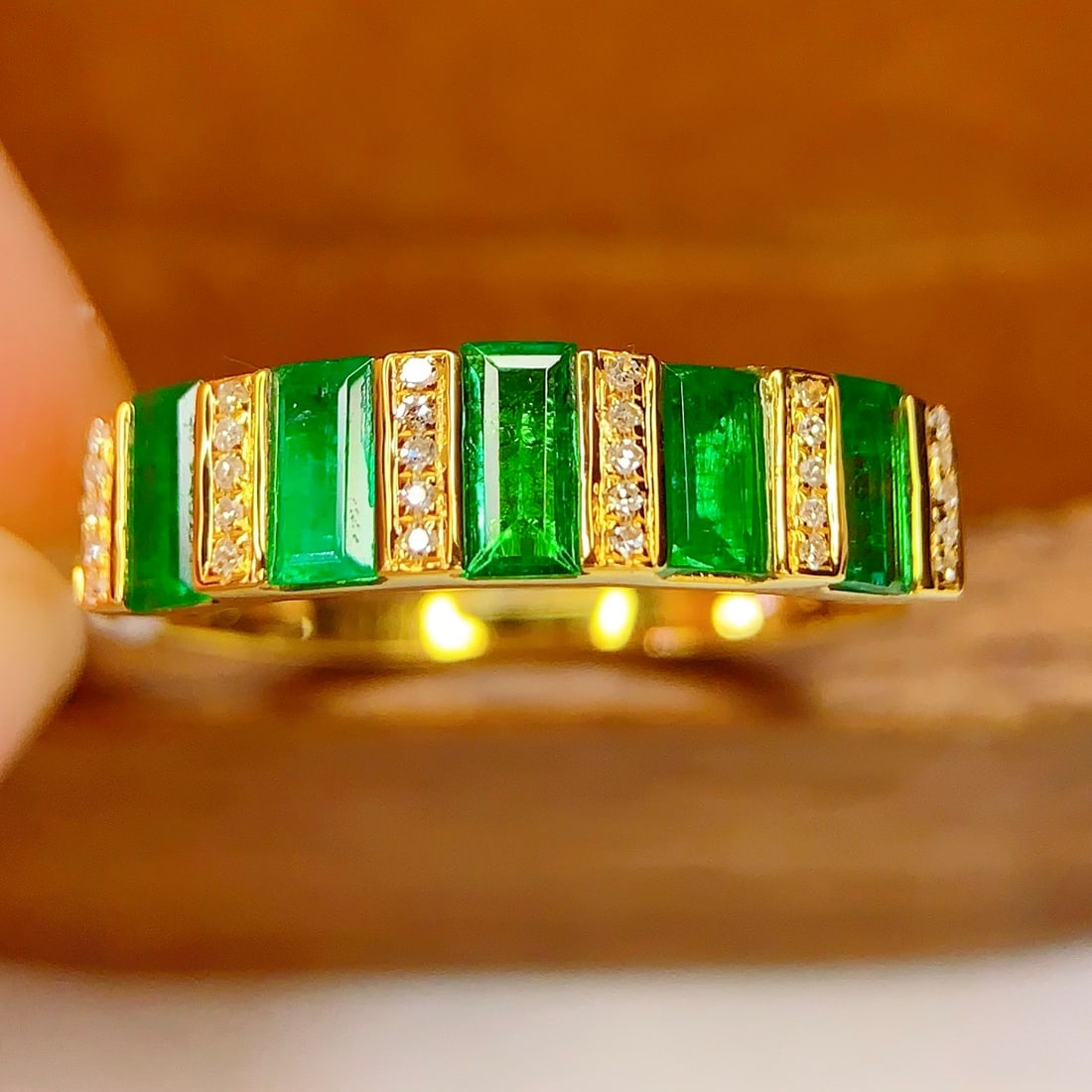 14k Gold 1.5 Ct Natural Emerald & Diamond Ring: Ref:231144290 // gold content:14k gold // ring size:7. 25us // // main gemstone:emerald // shape:rectangle // carat weight:1. 5ct // color:green // treatment:natural // // adjacent gemstone 2 : diamon
