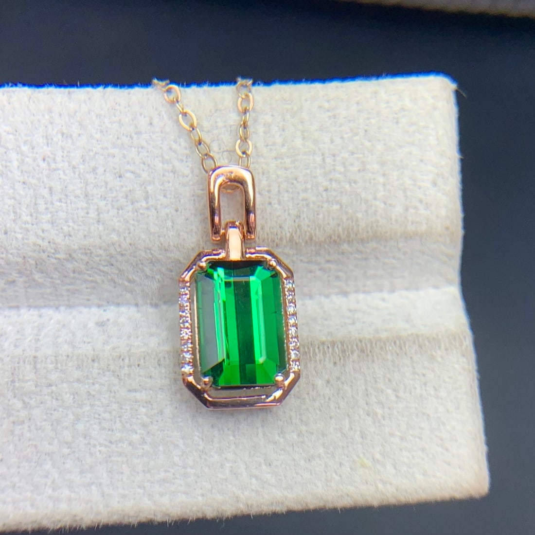 14k Gold 2.5 Ct Natural Tourmaline & Diamond Pendant( Without Chain ): Ref:231144315 // gold content:14k gold // main gemstone:tourmaline // shape:octagonal // carat weight:2. 5ct // color:green // treatment:natural // // adjacent gemstone 2 : diamond // shape:round