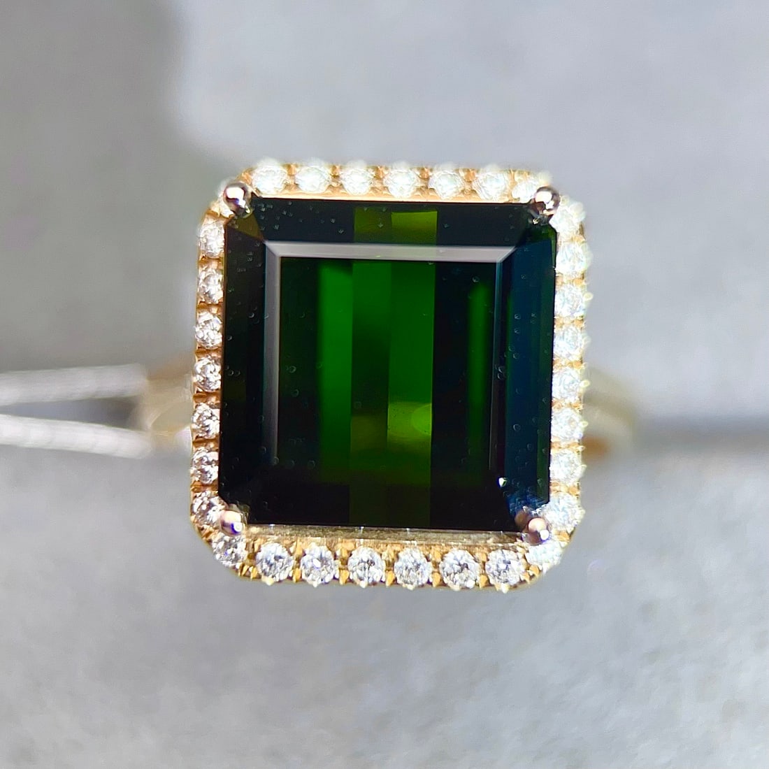 14k Gold 9.36 Ctw Natural Tourmaline & Diamond Ring: Ref:231144318 // gold content:14k gold // ring size:7. 25us // // main gemstone:tourmaline // shape:octagonal // carat weight:9. 05ct // color:green // treatment:natural // // adjacent gemstone 2 : di