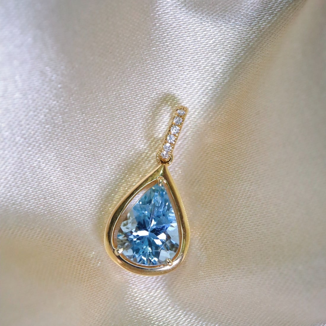 14k Gold 1.27 Ct Natural Aquamarine & Diamond Pendant( Without Chain ): Ref:231144327 // gold content:14k gold // main gemstone:aquamarine // shape:pear // carat weight:1. 27ct // color:blue // treatment:natural // // adjacent gemstone 2 : diamond // shape:round //