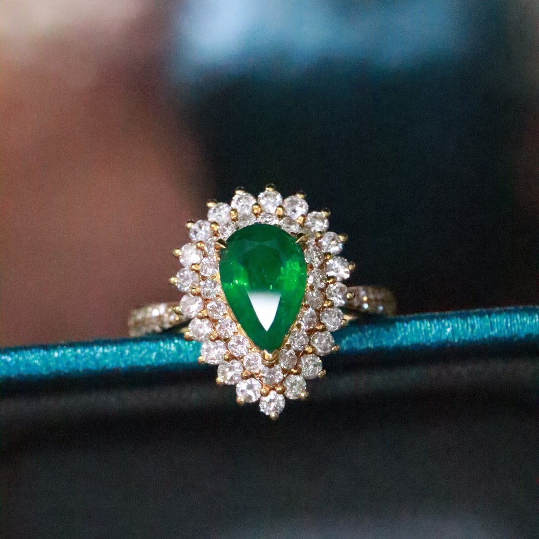 14k Gold 2.37 Ctw Vivid Green Natural Emerald & Diamond Ring: Ref:231144335 // gold content:14k gold // ring size:7. 25us // // main gemstone:emerald // shape:pear // carat weight:1. 01ct // color:vivid green // treatment:natural // // adjacent gemstone 2 :