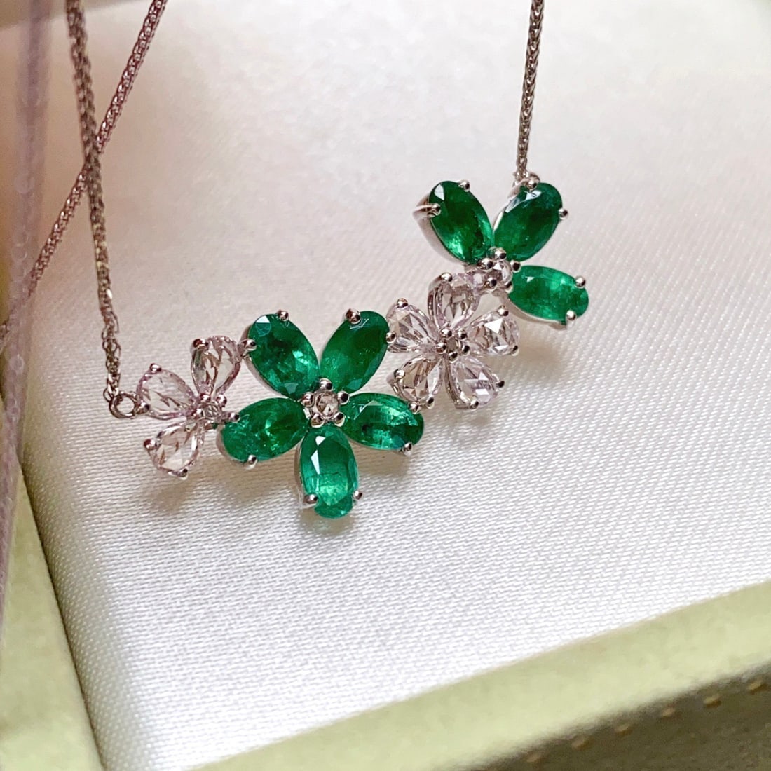 14k Gold 2.80 Ct Natural Emerald & Sapphire Necklace: Ref:231144337 // gold content:14k gold // main gemstone:emerald // shape:oval // carat weight:2. 80ct // color:green // treatment:natural // // adjacent gemstone 2 : sapphire // number of stones:12