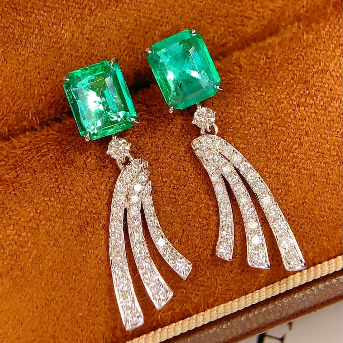 14k Gold 2.4 Ct Natural Emerald & Diamond Earrings: Ref:231144338 // gold content:14k gold // main gemstone:emerald // shape:octagonal // carat weight:2. 4ct // color:green // treatment:natural // // adjacent gemstone 2 : diamond // number of stones:66