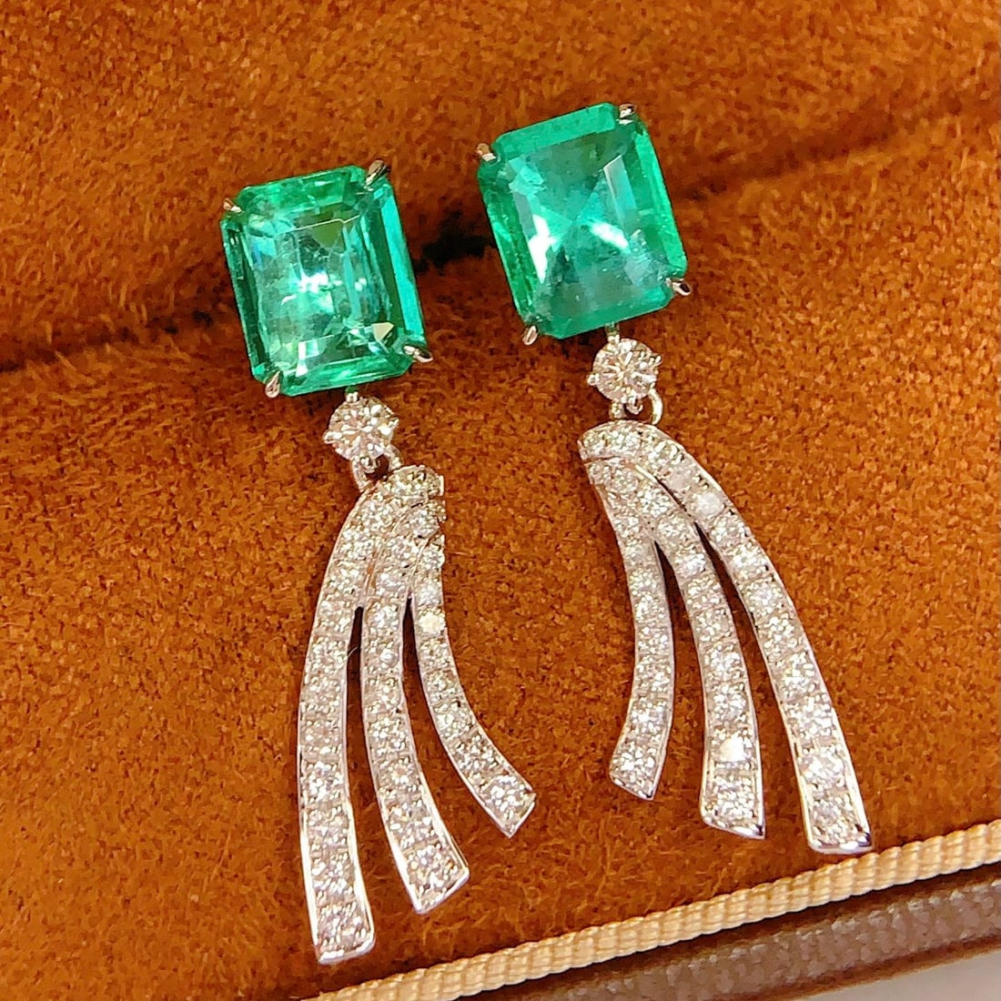 14k Gold 2.4 Ct Natural Emerald & Diamond Earrings - 4
