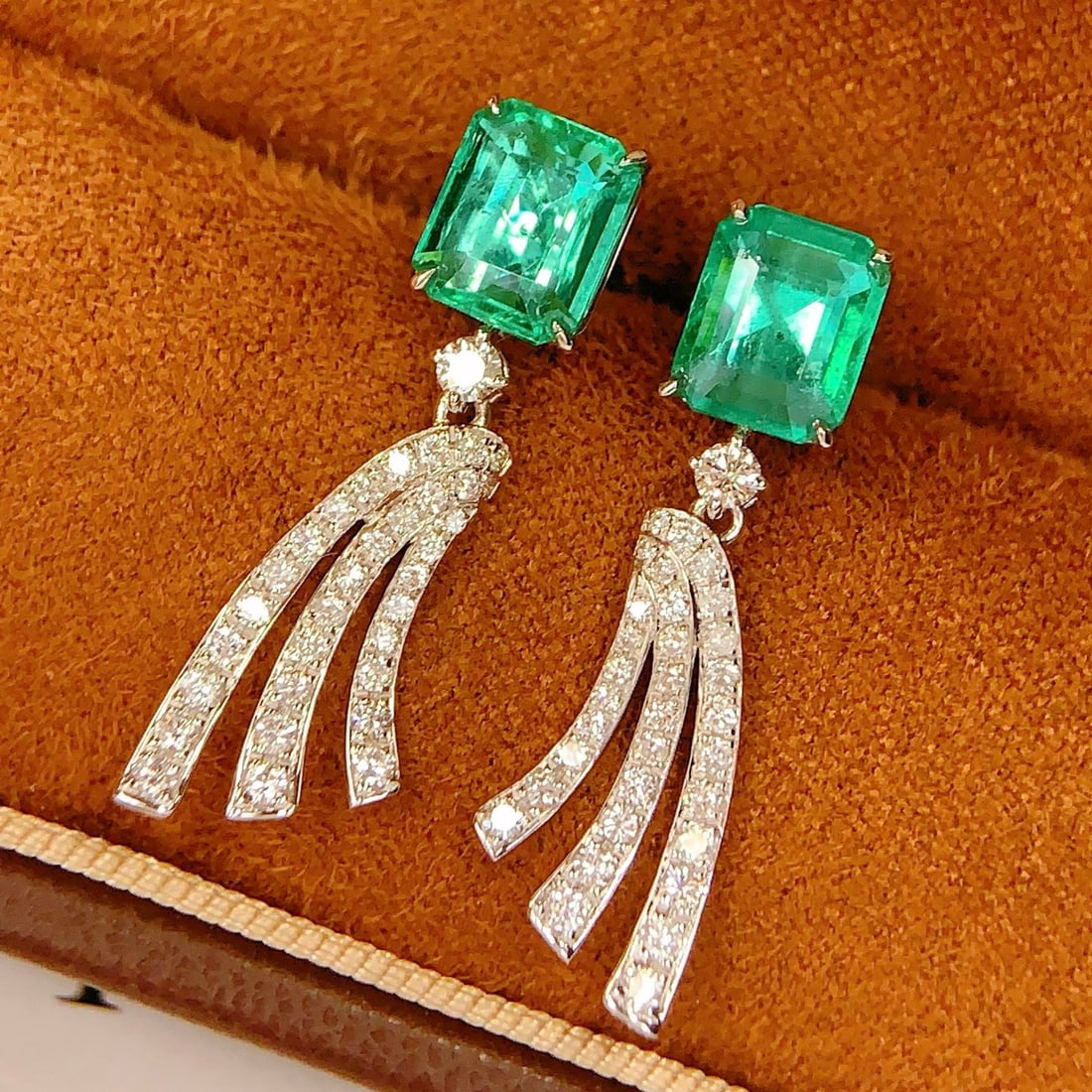 14k Gold 2.4 Ct Natural Emerald & Diamond Earrings - 6